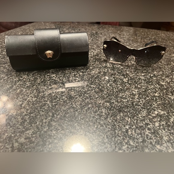 Versace sunglasses with her purple tint lined in gold trim with Versace symbols - Picture 3 of 9